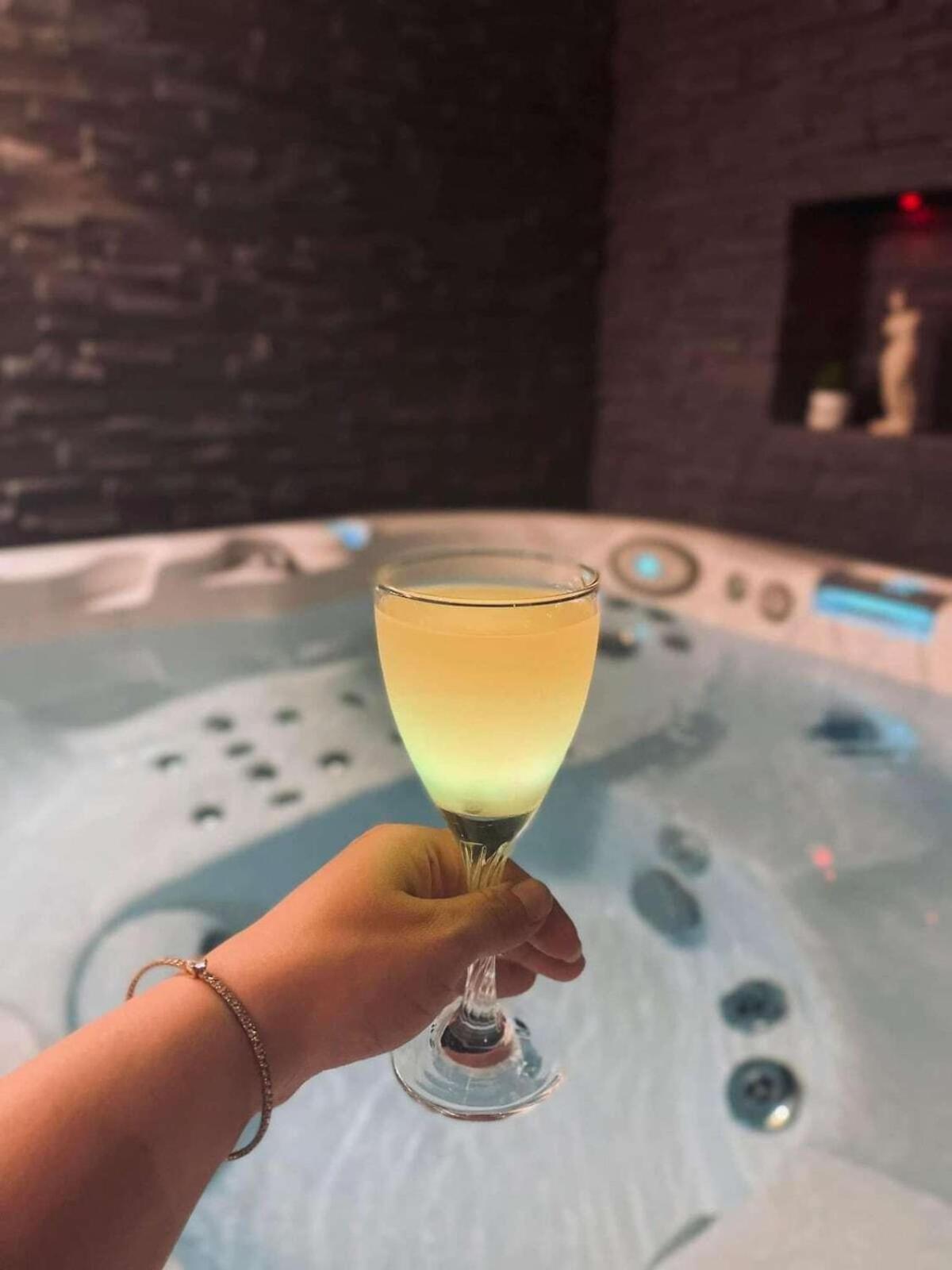 O Venus Spa Sin-le-Noble Экстерьер фото